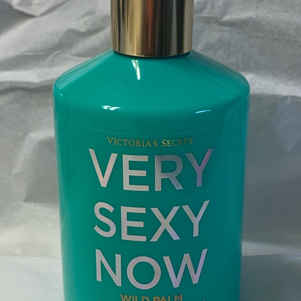 Victoria's Secret Very Sexy Now Wild Palm Fragrance Lotion - Turquoise